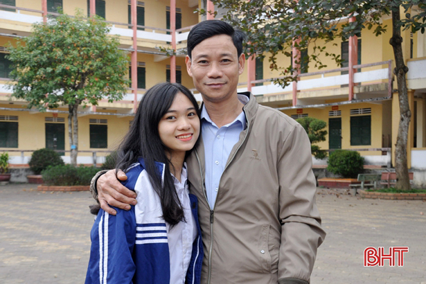 Quỳnh Trang và bố hạnh phúc khi biết kết quả