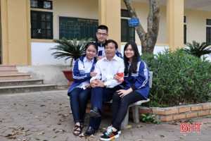 Thầy Hiệu trưởng Phan Thanh Toàn cùng những học sinh đạt giải
