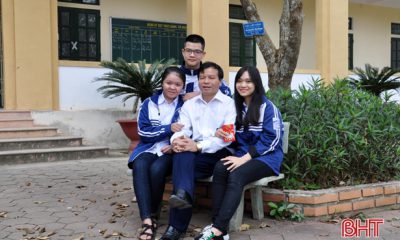 Thầy Hiệu trưởng Phan Thanh Toàn cùng những học sinh đạt giải