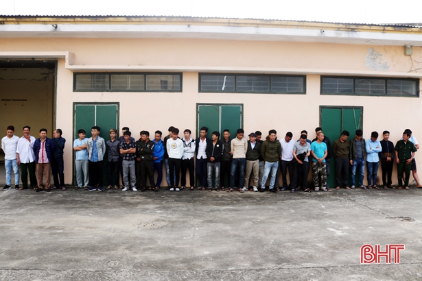 Lãnh đạo huyện Hương Sơn kiểm tra hệ thống camera an ninh lắp đặt tại khu vực trung tâm, điểm đèn giao thông, các trục đường chính