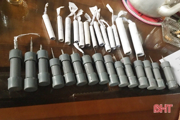 Số pháo tự chế được người dân tự nguyện giao nộp cho Công an Hương Khê trong đêm giao thừa Tết Kỷ Hợi