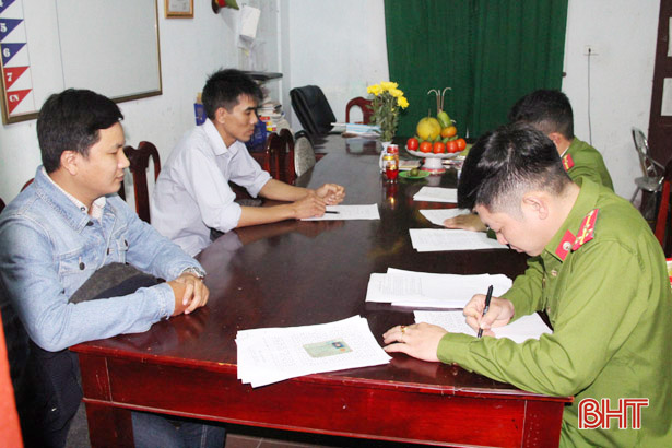 Công an huyện Nghi Xuân lập biên bản xử lý vi phạm đối với các đối tượng đốt pháo trong đêm giao thừa tết Nguyên đán Kỷ Hợi 2019