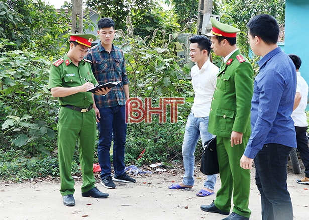 Cơ quan điều tra làm việc với anh Dương Danh Linh (áo trắng)