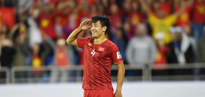 Trung vệ Bùi Tiến Dũng giơ tay chào sau khi kết thúc bàn thắng luân lưu với Jordan để vào vòng 1/8 Asian Cuo 2019.