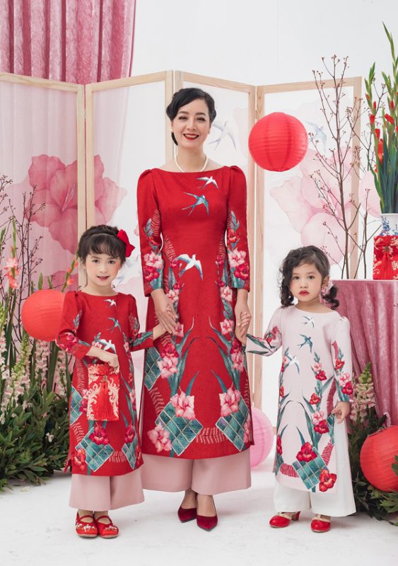 NSƯT Chiều Xuân nói chị thích thú khi chọn chiếc áo dài họa tiết hoa lay ơn vì thiết kế mang lại cảm giác về một năm mới hạnh phúc, trọn vẹn.