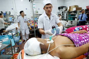 Nhiều ca nhập viện trong dịp Tết tại Bệnh viện Việt Đức do đánh nhau, liên quan đến bia rượu. ảnh Dương Ngọc
