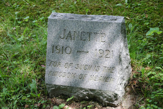Bia mộ của Janette Lawrence vẫn còn cho đến hôm nay