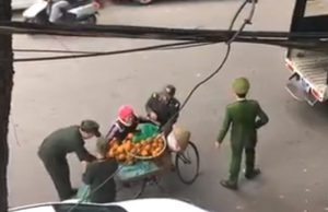 Nhiều ý kiến trái chiều được đưa ra sau khi clip xuất hiện. Ảnh cắt từ clip.