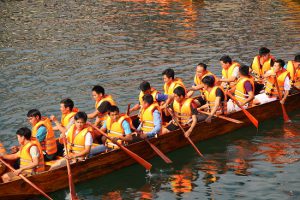 Các đội đua chuẩn bị xuất phát.