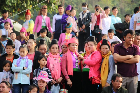 Rất đông khán giả là người dân tộc tại các bản của huyện Quỳnh Nhai đến cổ vũ cho đội nhà.