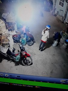 Hình ảnh nữ sinh chuẩn bị đi giao gà chiều 30 Tết.