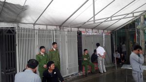 Lực lượng công an đang bảo vệ bên ngoài để cơ quan chức năng khám nghiện hiện trường vụ án