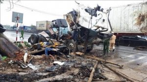 Xe container biến dạng hoàn toàn