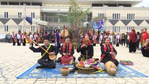 Các thầy mo ngồi bên mâm lễ cúng trời đất, cầu mong cho quê hương giàu mạnh, sức khỏe, bình an... cho nhân dân và con cháu.