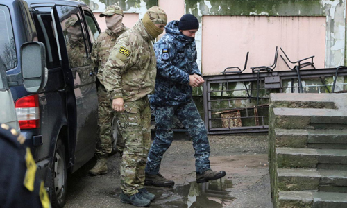 Cảnh Nga áp giải một thủy thủ Ukraine (phải) tới tòa án thành phố Simferopol, Crimea.