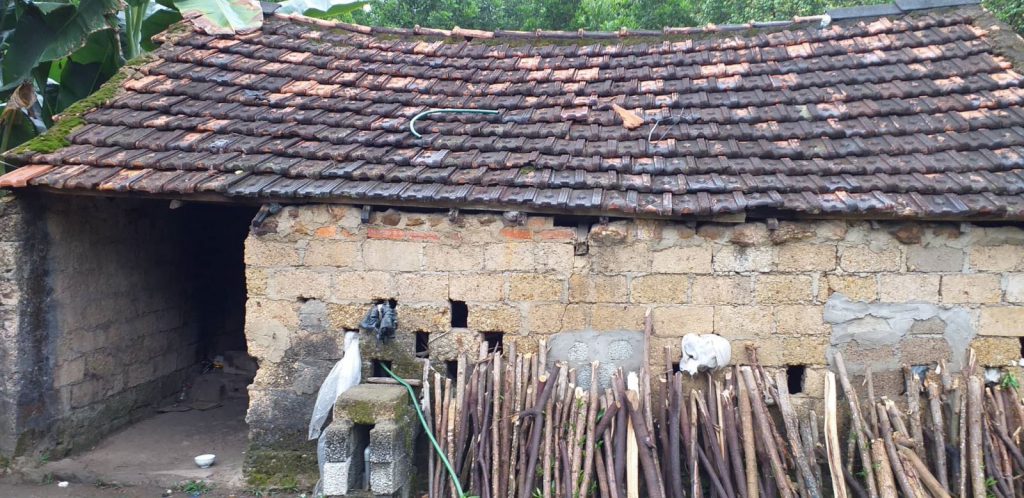 Căn nhà xuống cấp nghiêm trọng tuy nhiên gia đình không có khả năng sửa chữa