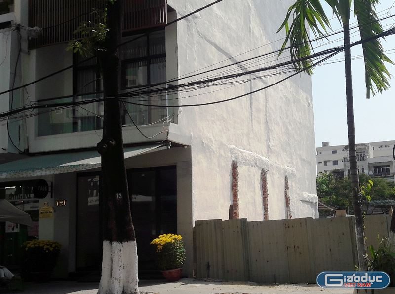 Việc xác định giá không đúng quy định, không có cơ sở đã làm giảm số tiền sử dụng đất nộp ngân sách nhà nước trên 2,8 tỉ đồng khi bán cơ sở số 121 đường Phan Châu Trinh (quận Hải Châu).