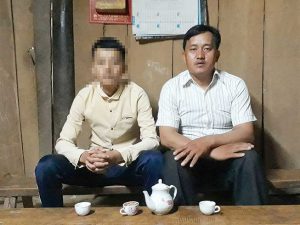 Hai bố con anh Hoàng Văn Den (Ảnh: PLO)