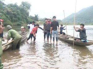 Chiều 24/2, ông Hồ Văn Thuận-Trưởng Công an xã Mò Ó (huyện Đakrông, Quảng Trị) cho hay, vào lúc 6h sáng nay, người dân ở thôn Ba Rầu (xã Mò Ó) phát hiện trên sông Ba Lòng đoạn qua thôn có một thi thể nổi lên mặt nước. Sau đó thi thể được đưa lên bờ, đó là Hồ Ta Hơ (SN 1974, trú thôn Ba Rầu). “Vào chiều 23/2, Ta Hơ đi làm rẫy ở bên kia sông nhưng không trở về nhà. Gia đình và làng xóm có tổ chức đi tìm song không tìm thấy. Ông Ta Hơ có tiền sử bệnh động kinh”, ông Thuận nói. Nguyên nhân làm ông Ta Hơ tử vong đang được cơ quan chức năng làm rõ. H.THÀNH