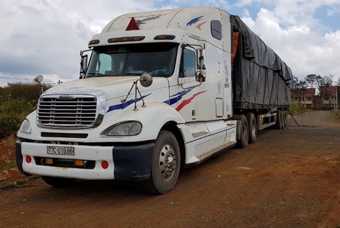 Chiếc xe bị đưa về Trung tâm huyện Đắk Mil để xác minh vụ việc