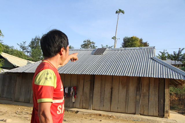 Một hộ "giàu" hiếm hoi ở Phú Vinh đầu tư tấm điện năng lượng mặt trời để sử dụng.