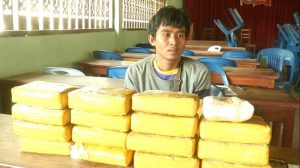 Đối tượng bị bắt cùng tang vật vụ án (Ảnh: TL).