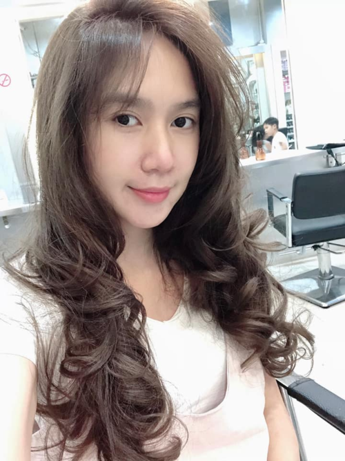 Minh Hà (vợ ca sĩ Lý Hải) làm tóc mới đón Tết.