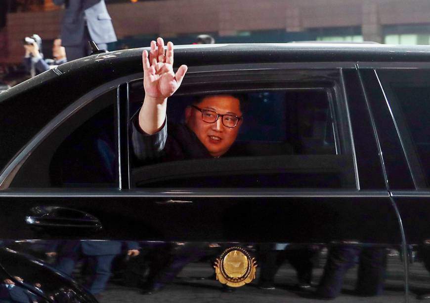 Ông Kim Jong-un vẫy tay từ xeMercedes S600 Pullman Guard