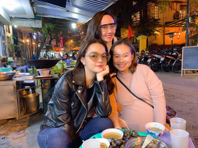 Phạm Quỳnh Anh lê la quán ốc vỉa hè ở Hà Nội cùng những người bạn thân.
