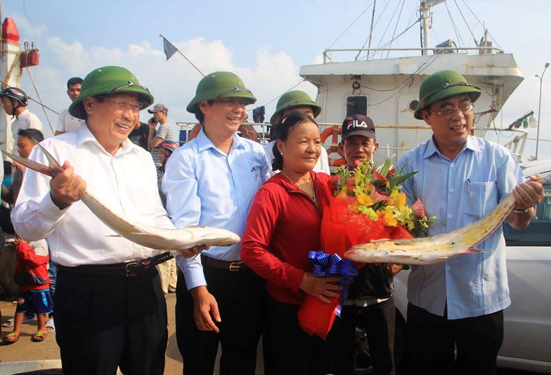 Ông Nguyễn Đức Chính - Chủ tịch UBND tỉnh Quảng Trị và ông Hà Sỹ Đồng - Phó chủ tịch UBND tỉnh Quảng Trị tặng hoa chúc mừng gia đình các ngư dân