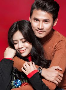 Vũ Ngọc Ánh được khán giả nhớ tới qua các vai diễn hiền lành, chịu thương chịu khó trong các phim như Kính vạn hoa, Lao công bí ẩn, Mùi đời... Mới đây cô gây ấn tượng với vai phản diện trong bộ phim đình đám Gạo Nếp, Gạo Tẻ. Trong khi đó, Anh Tài thường vào các vai diễn phản diện qua các phim như Quý cô tuổi Dần, Lốc xoáy tình yêu, Những ngọn nến trong đêm 2, Trở về 3... Anh từng hoạt động trong vai trò ca sĩ.