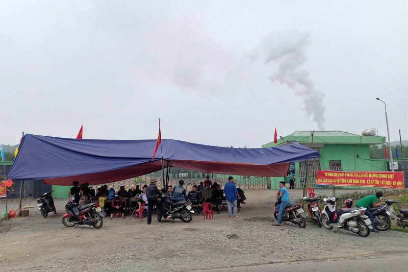 Người dân dựng rạp trước cổng nhà máy rác Phú Hà từ mùng 4 Tết