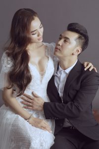 Cặp đôi hạnh phúc khi gia đình sắp có thêm thành viên mới.