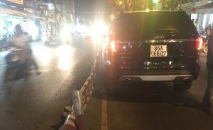 Hiện trường xe ô tô tông trúng dải phân cách, nổ bánh trước, gây ra tai nạn liên hoàn