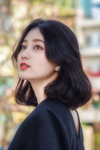 Liên hệ với Nhật Linh, cô bày tỏ: “Thường thì em thích mặc những trang phục đơn sắc, phần vì tính cách em không thích những gì quá sặc sỡ, mọi thứ càng đơn giản càng đẹp và thanh lịch”.