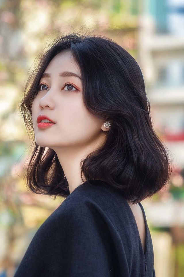 Liên hệ với Nhật Linh, cô bày tỏ: “Thường thì em thích mặc những trang phục đơn sắc, phần vì tính cách em không thích những gì quá sặc sỡ, mọi thứ càng đơn giản càng đẹp và thanh lịch”.