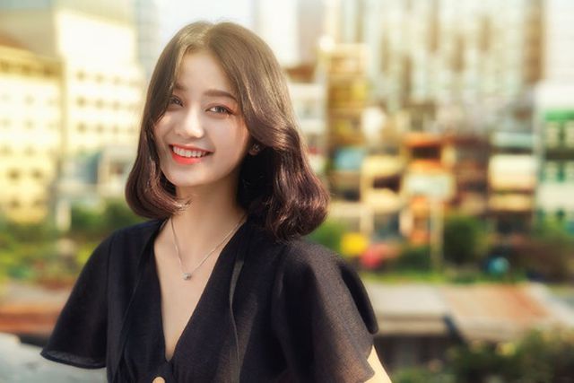 Cô gái đến từ Đắk Nông hiện đang theo học tại Đại học Mở TP HCM. Trước đó Linh từng giành được nhiều giải thưởng tại các cuộc thi sắc đẹp, nghệ thuật như: giải nhì toàn tỉnh cuộc thi Nữ sinh duyên dáng Đắk Nông; Giải Triển vọng cuộc thi văn nghệ cấp trường; Á quân cuộc thi Beauty Contest VietNam – Japan tại Cần Thơ tháng 11/2018… Nhật Linh cũng bật mí rằng cuối tháng 2 cô sẽ có chuyến đi sang đất nước Nhật Bản trong vai trò đại sứ văn hóa.