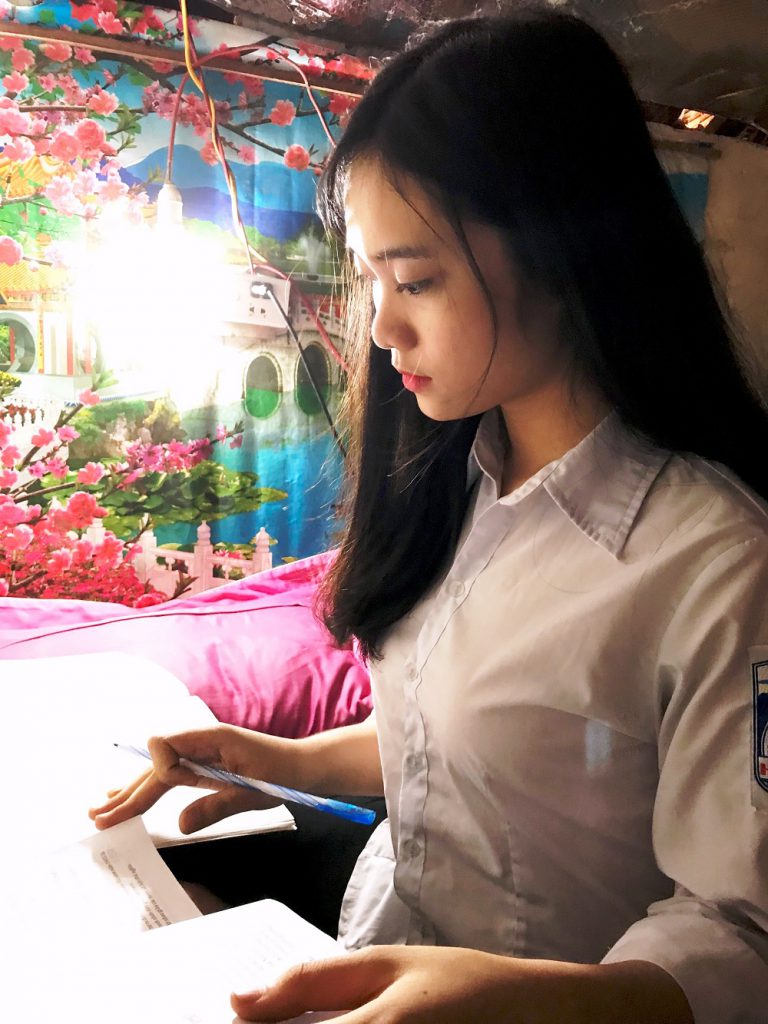 Quỳnh Trang đang miệt mài học tập để sớm thực hiện mơ ước của mình.