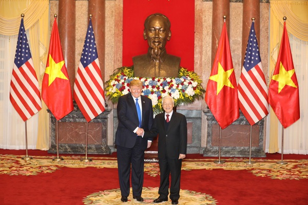 Tổng thống Trump bắt tay Tổng bí thư Nguyễn Phú Trọng
