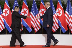 Ông Donald Trump và Kim Jong -un tại cuộc gặp lịch sử lần thứ nhất (ảnh IT).