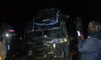 Chiếc xe khách chở 65 người gặp nạn trên tuyến đường cao tốc Nakuru-Eldoret. Ảnh: nation.co.ke