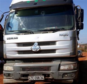 Chiếc xe của anh Dương bị phá hoại tại hiện trường.