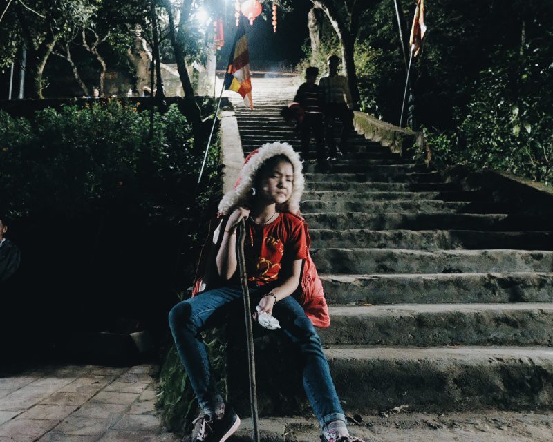 Em Tú Linh (13 tuổi) hớn hở khoe: 'Đây là lần thứ 2 em cùng bố mẹ đi chùa Hương. Mặc dù đoạn đường đi bộ rất xa và mệt nhưng em vẫn thích khám phá từng đoạn dốc và đếm bậc thang để lên chùa.'