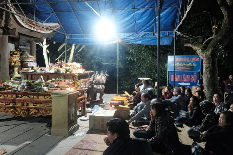 Theo BTC, trước lúc trời sáng đã có hơn 1000 lượt người tới chùa Hương kính bái.