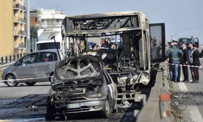 Chiếc xe buýt bị cháy trơ khung trong khủng hoảng con tin ở Italy ngày 20/3. Ảnh: AFP.