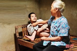 Hàng ngày, bà Chín chăm sóc đứa con 40 tuổi tàn tật vì di chứng chất độc da cam..
