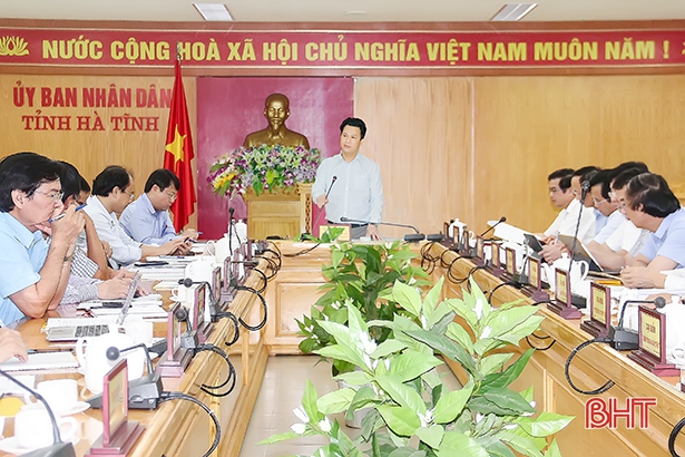 Cùng dự họp còn có các Phó Chủ tịch UBND tỉnh: Đặng Quốc Vinh, Dương Tất Thắng, Đặng Ngọc Sơn