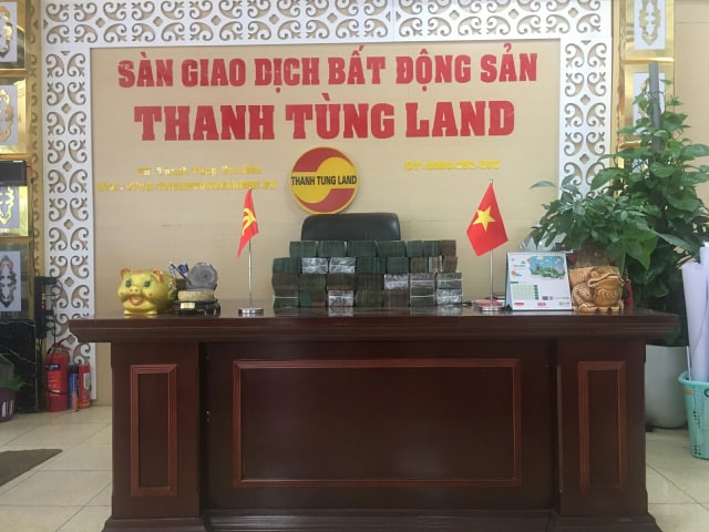 Các giao dịch theo hình thức “lộ thiên” tiền mặt trao tay vẫn phổ biến.