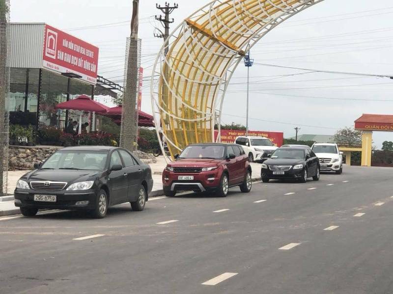 Phòng giao dịch mới của anh Phong (mới được xây dựng tại cổng chính KĐT Phương Đông) tấp nập khách đến tìm hiểu thông tin hàng ngày.