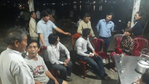 Các thuyền viên trên tàu bị cháy được đưa vào bờ an toàn